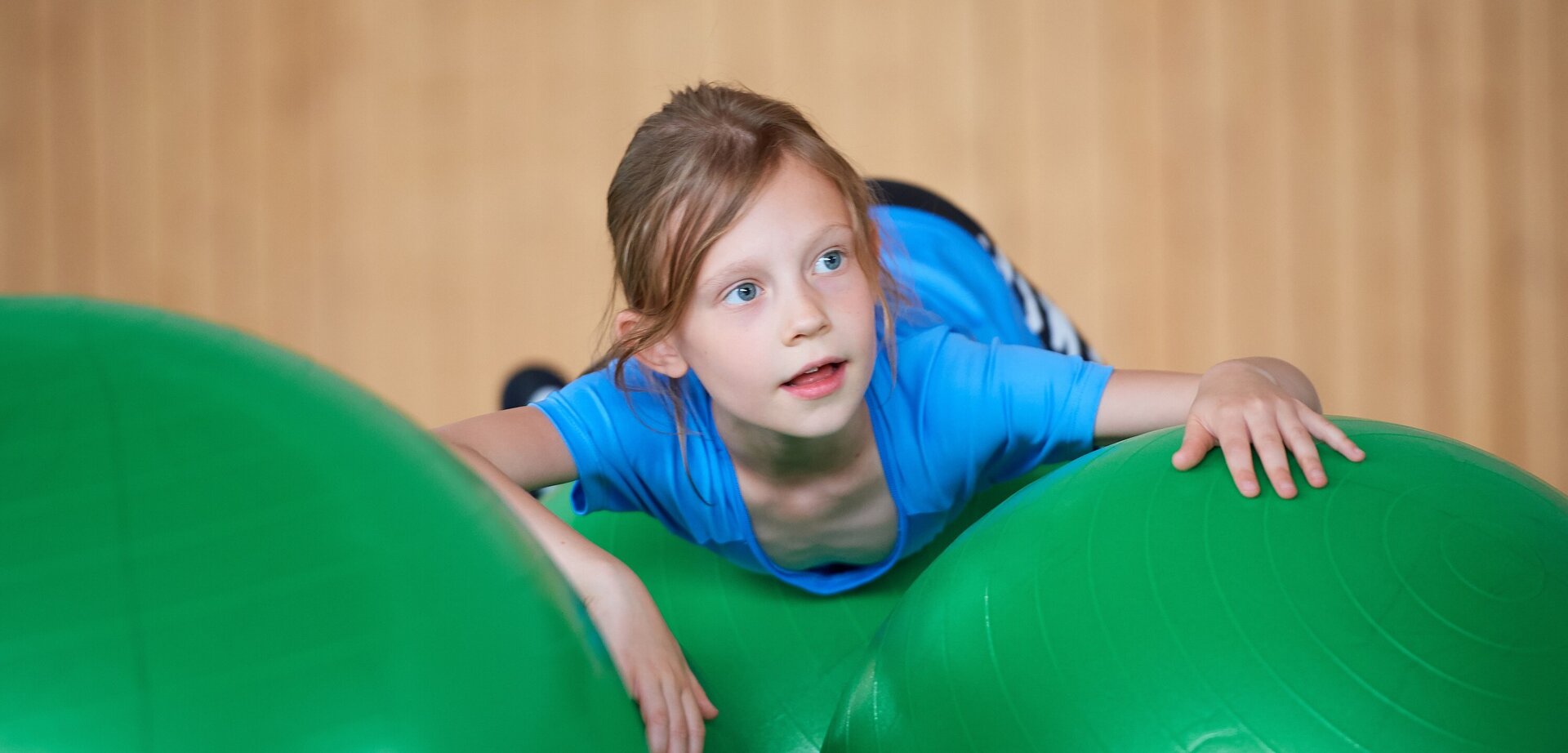 Mädchen auf grünen Gymnastikbällen