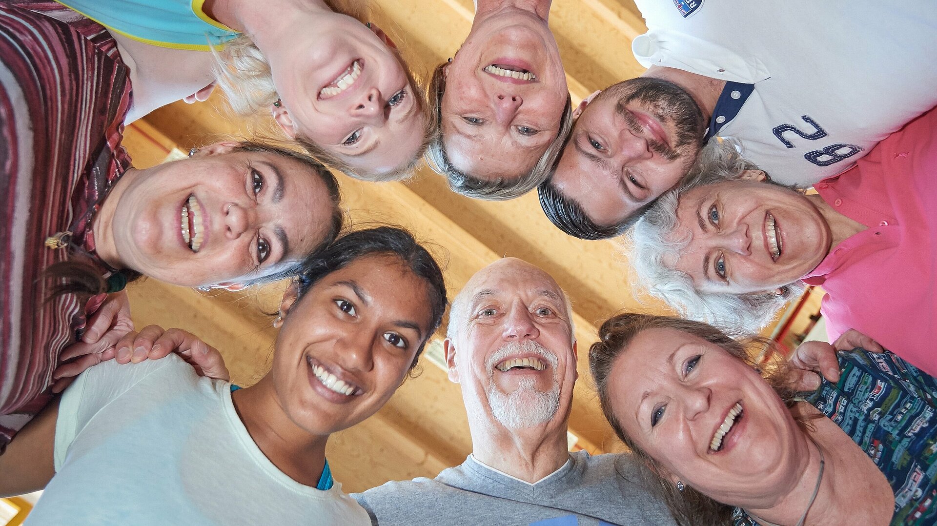 Gruppenbild: Menschen von unten nach oben fotografiert