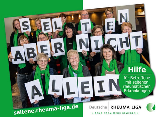 Die Vorderseite der Postkarte zeigt die Mitglieder des Netzwerks Seltene, die den Schriftzug "Selten, aber nicht allein" hochhalten".