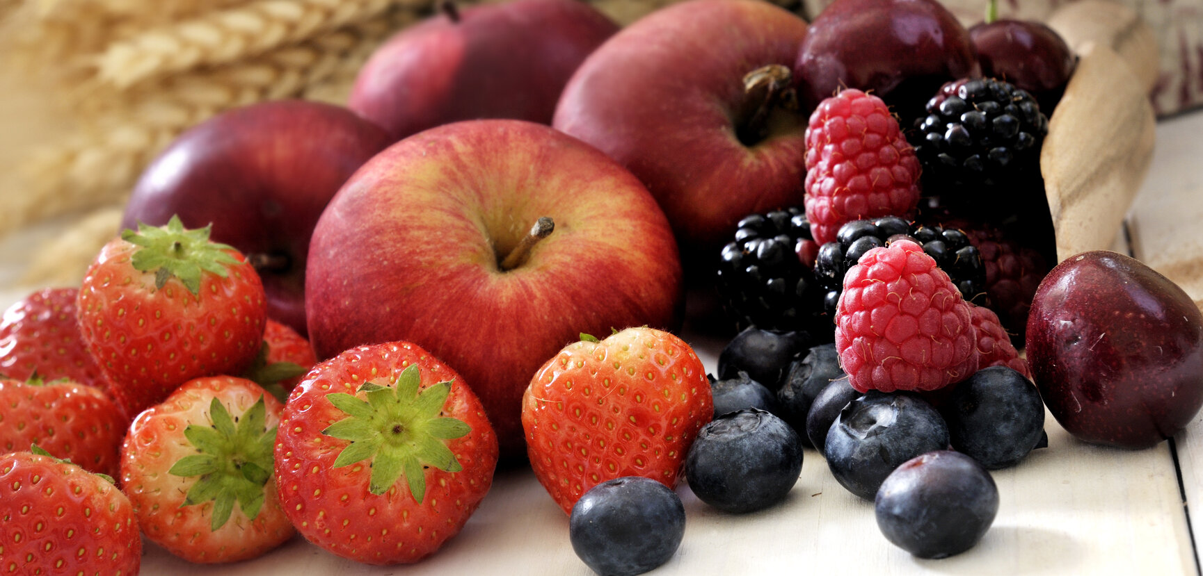Symbolbild Obst: Äpfel, Erdbeeren, Blau-, Him- und Brombeeren