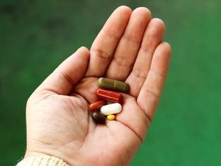 Medikamente Medis Arzneien in einer Hand Rheuma Liga Informationen rheumaliga